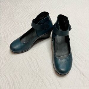 Dansko Rebel Women’s Burnished Teal Wedge Mary Jane’s. Size 8